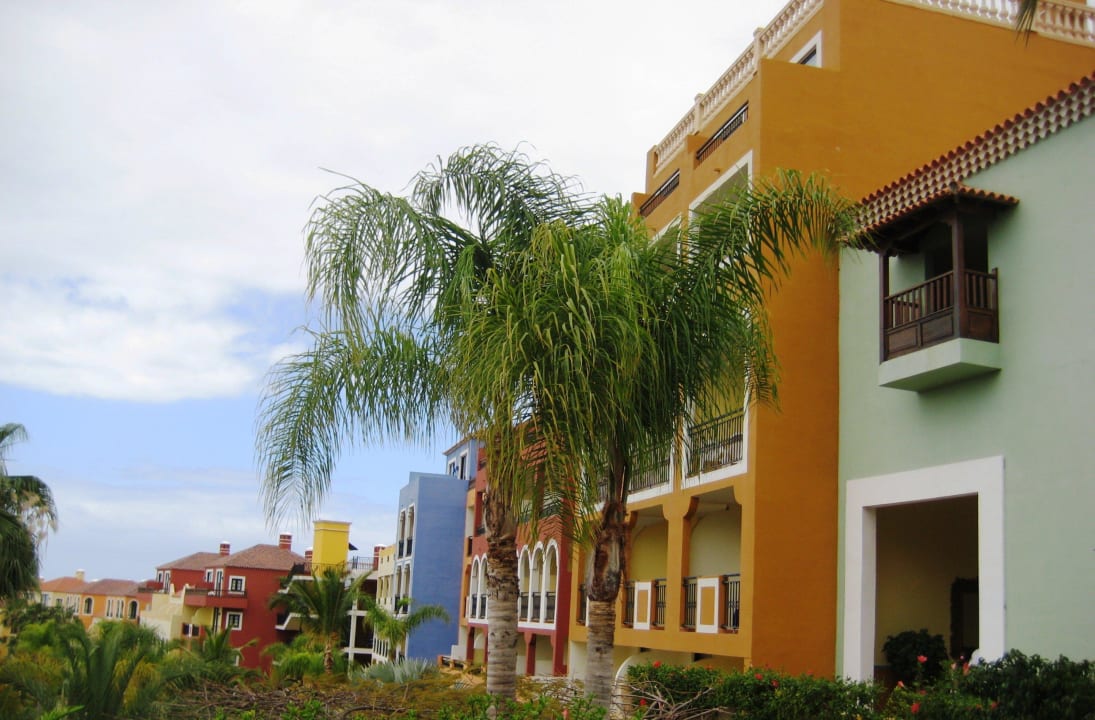 Bunte und unterschiedliche Wohngebäuden Bahia Principe Sunlight Costa Adeje