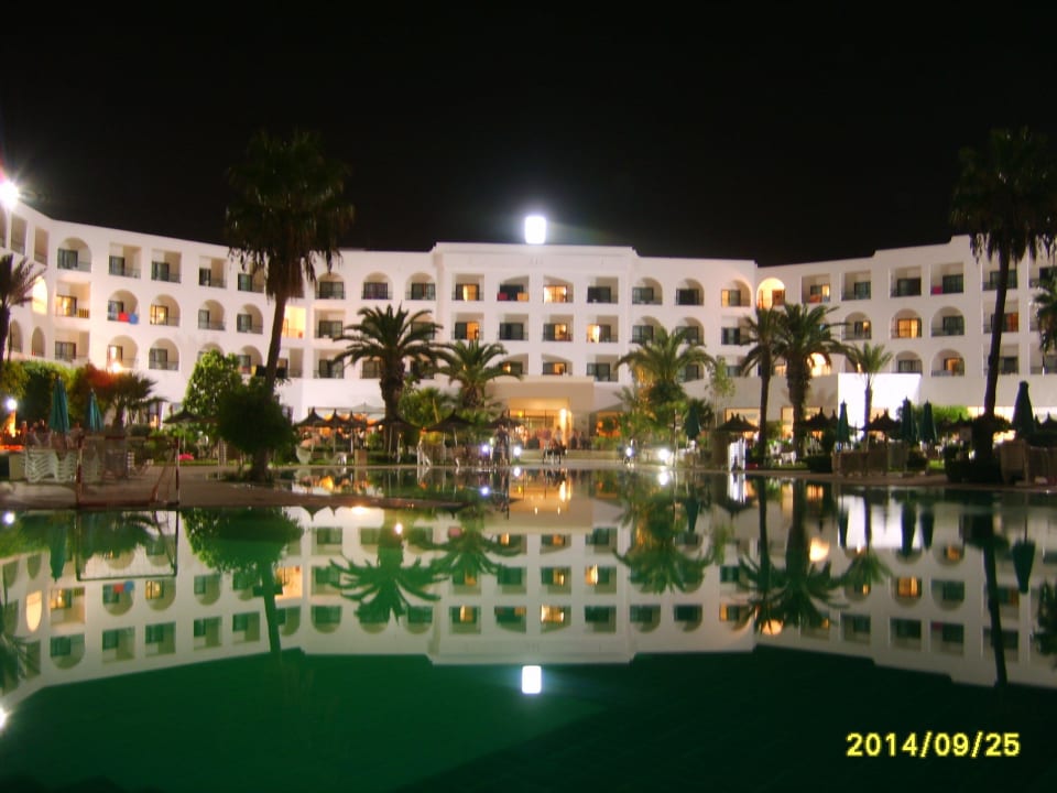 Wieczorny widok na hotel i basen Nozha Beach Resort & Spa