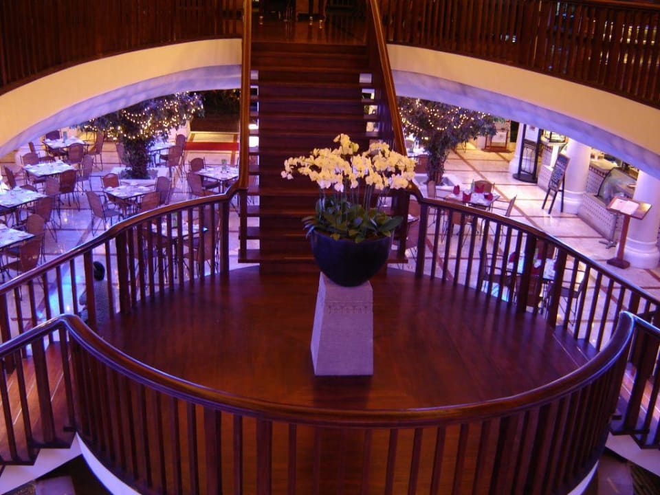 Treppe zum Frühstücksrestaurant Bali Dynasty Resort