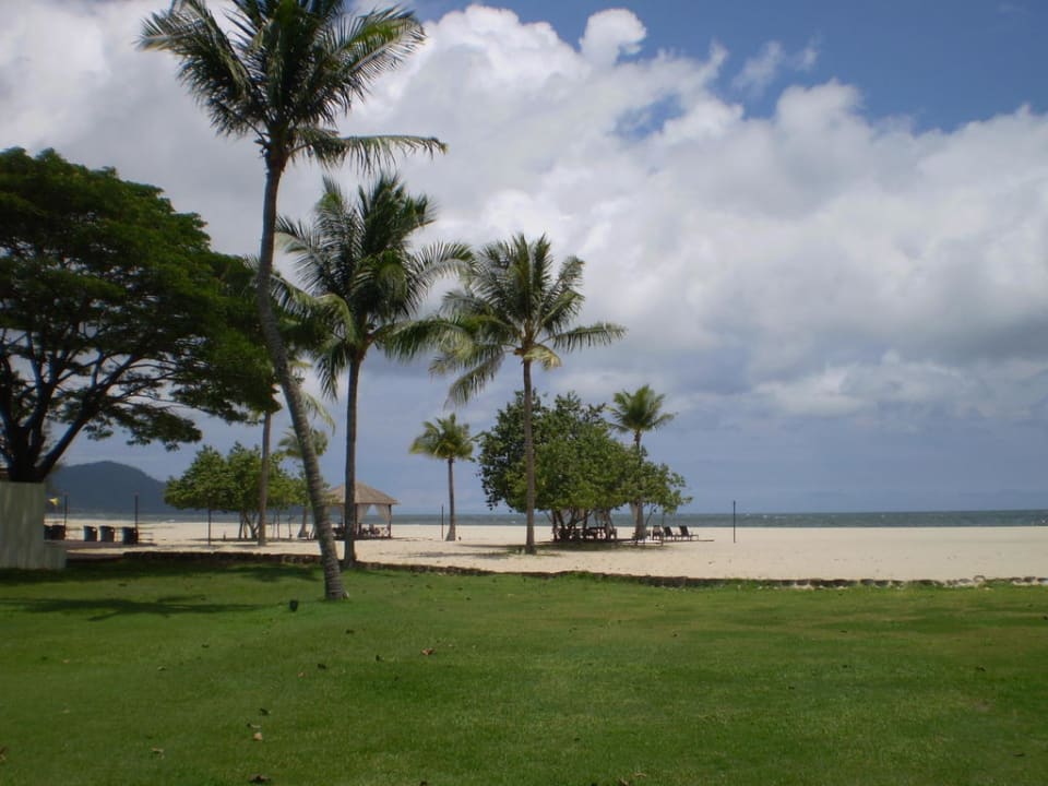Blick vom Garten Richtung Strand Shangri-La's Rasa Ria Resort & Spa