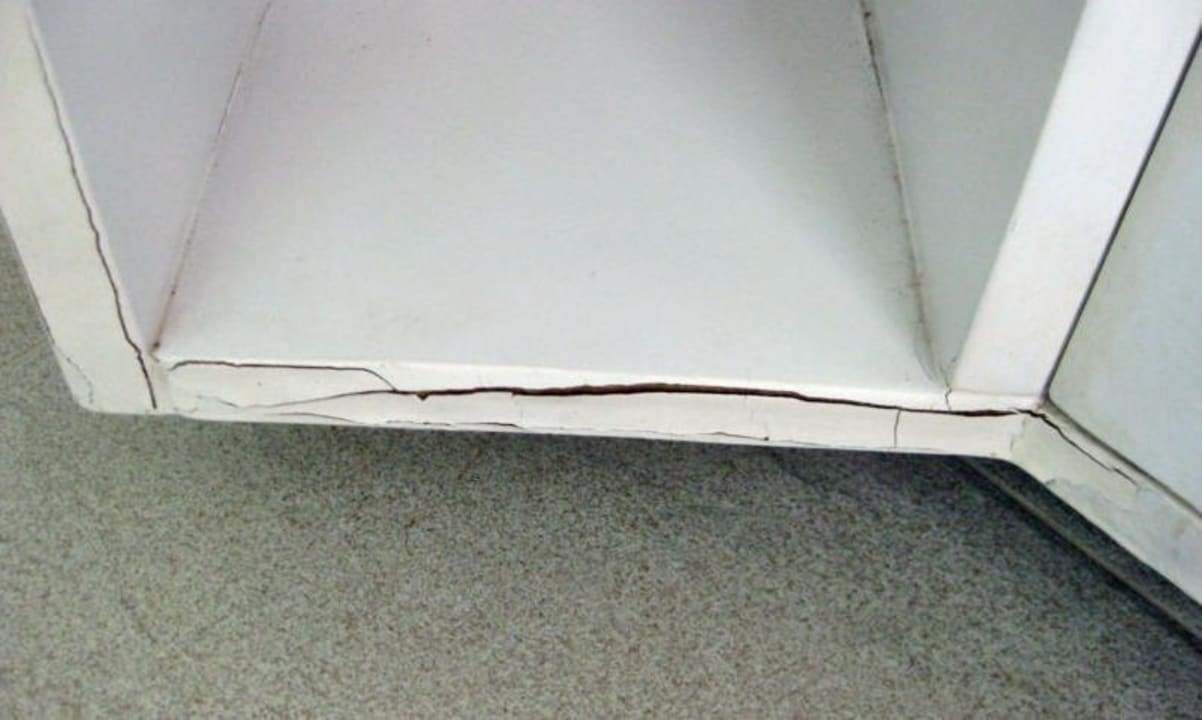 Beschädigte Badmöbel Hotel Grand Sunset