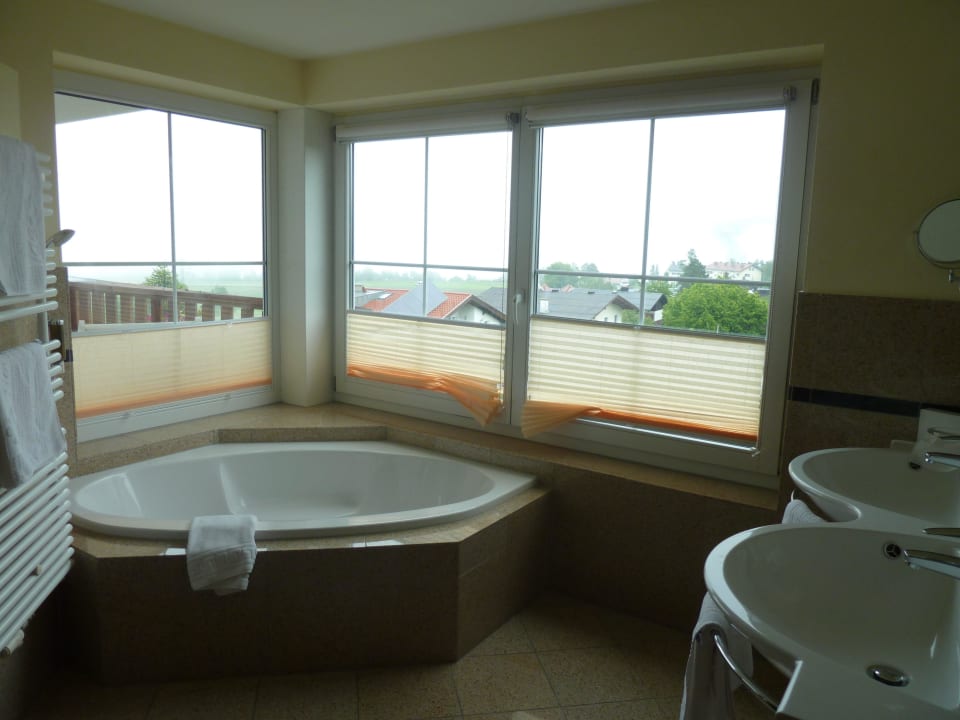 Grosses Bad mit Aussicht auf die Berge Hotel Seppl Bike Vital