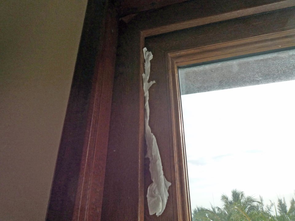 Fensterdichtung mit Toilettenpapier Cayo Levisa