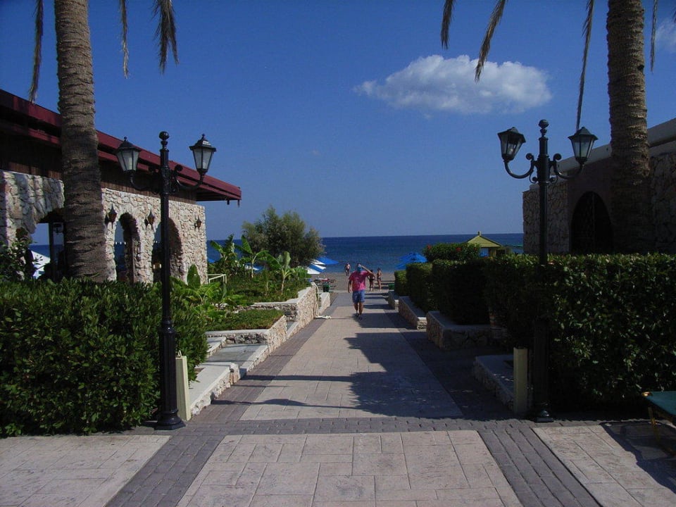 Weg zum Strand Olympos Beach Hotel