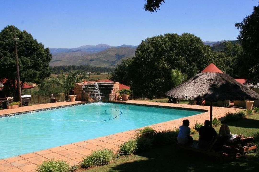 Der Pool mit Liegen und Honeymoonbungalows ringsum Jock-Sabie Lodge