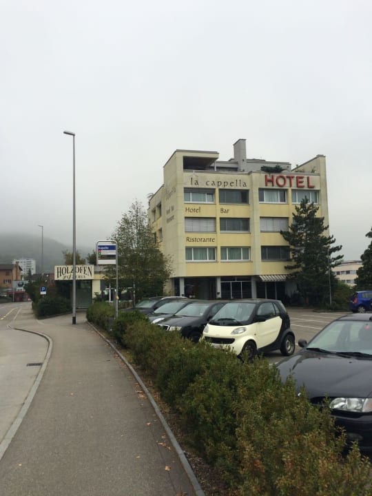 Blick von Strasse und Parkplatz Hotel La Cappella