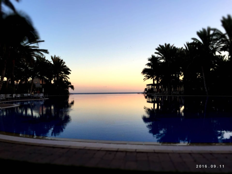 Großer Pool abends Lopesan Costa Meloneras, Resort & Spa