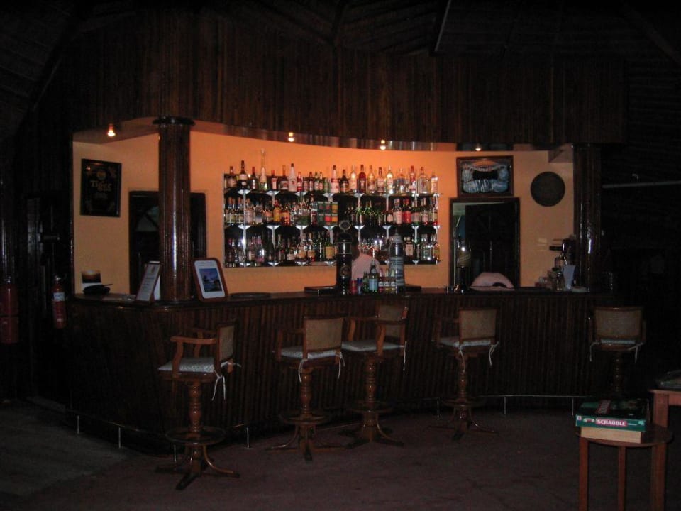 Bar innen bei Nacht Eri Maldives