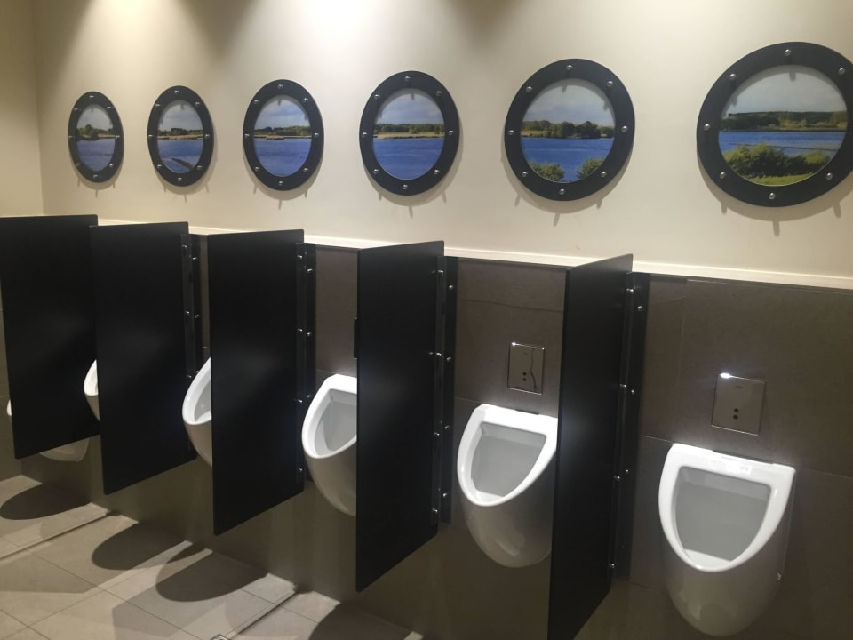 Restaurant-WC im UG Hotel Zollenspieker Fährhaus