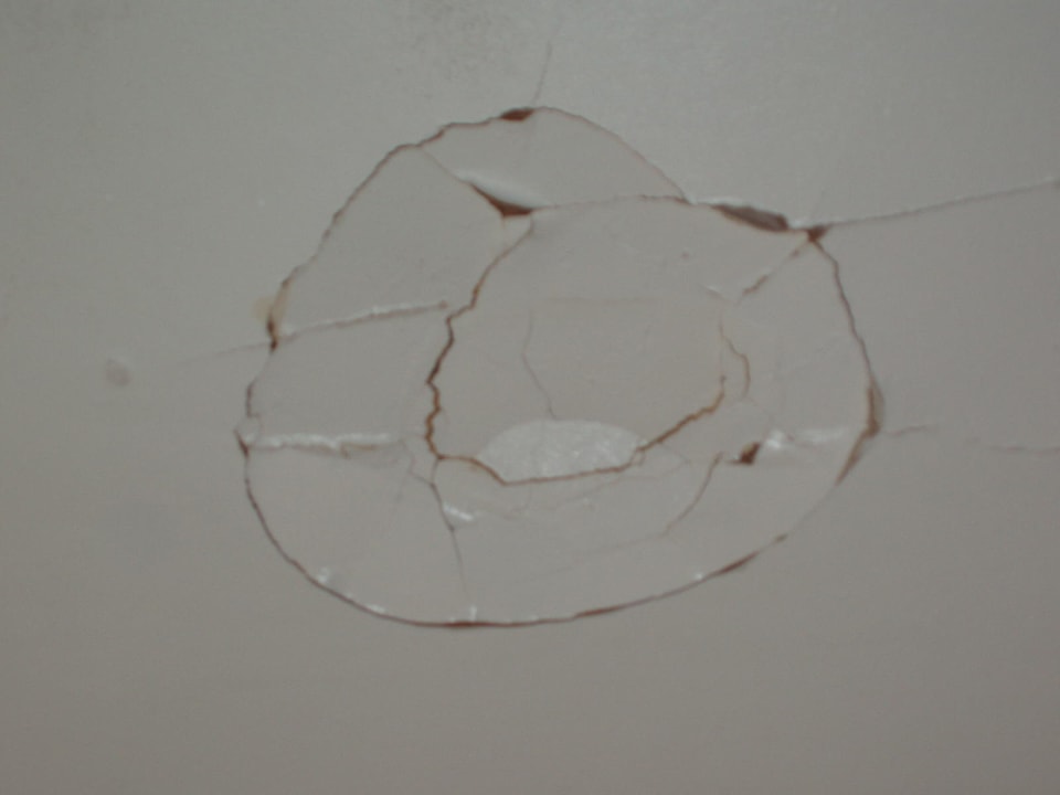 Ein grosses Loch in der Decke Hotel Prince William