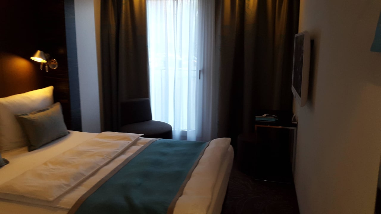 Blick ins Zimmer Motel One Hamburg am Michel