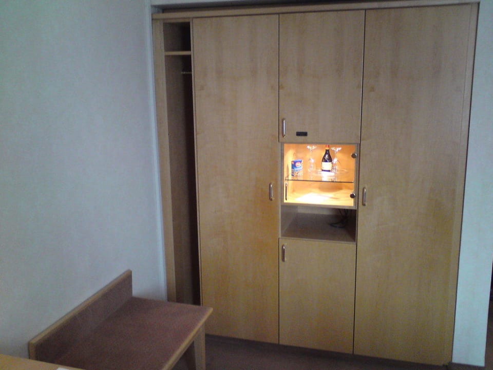 Kleiderschrank mit Minibar Hotel Thalmair