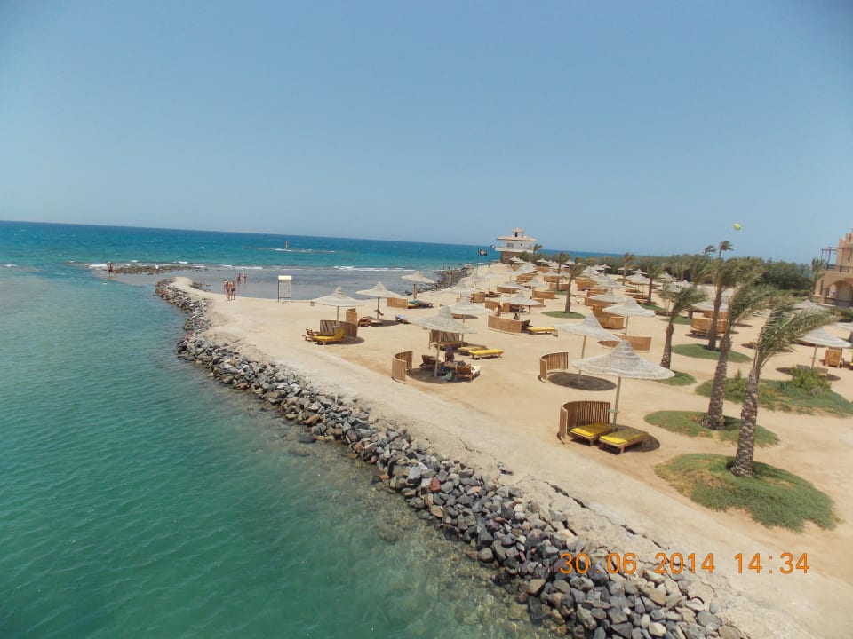 Пляж у самого моря Desert Rose