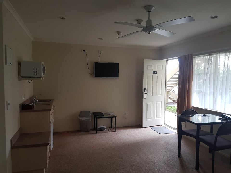 Zimmer BKs Pioneer Motel