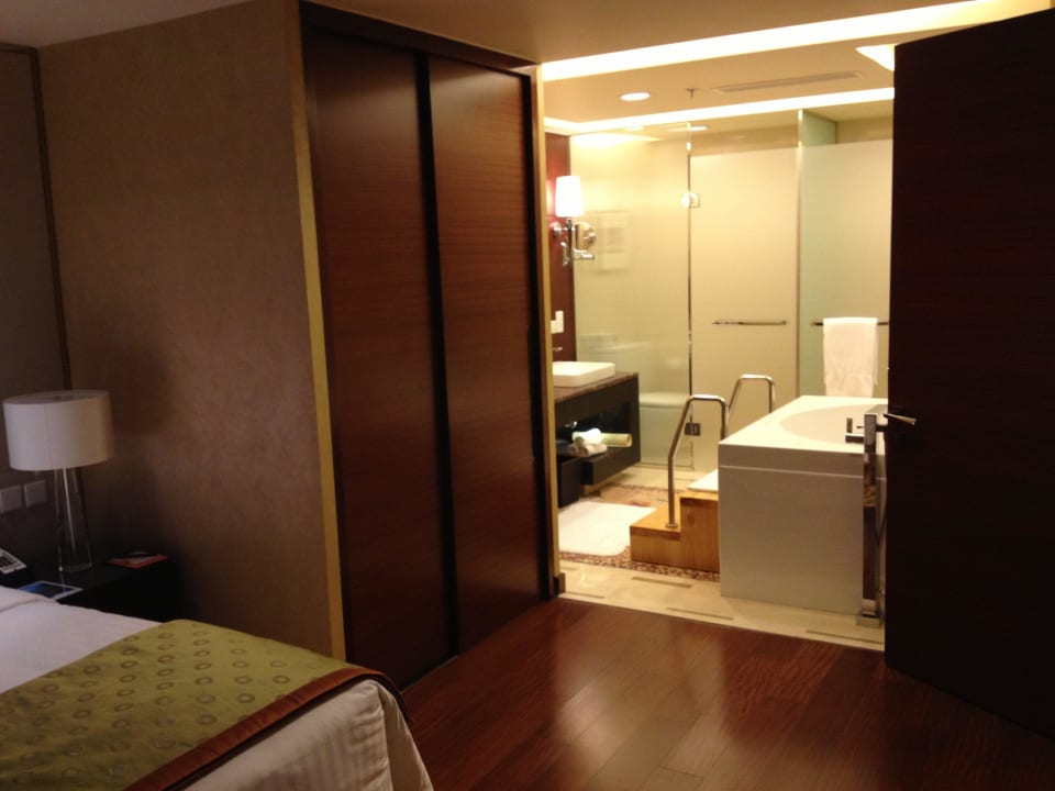 Bedroom / Bathroom The Imperial Mansion Beijing Marriott Executive Apartments