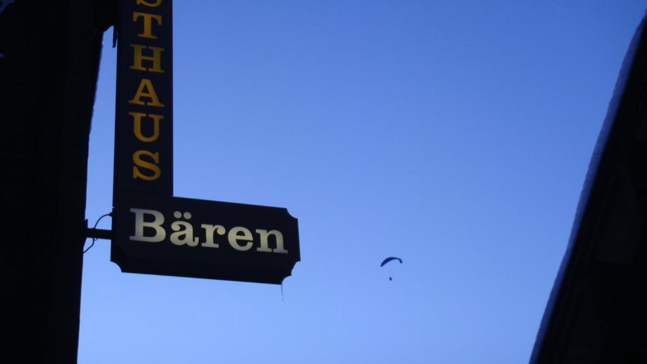 Вывеска отеля Bären Restaurant & Rooms