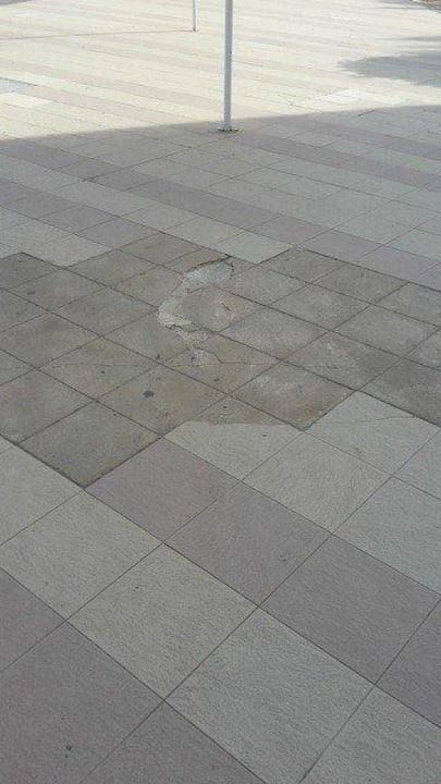 Überall kaputte Fliesen und Splitter El Mouradi Club Kantaoui