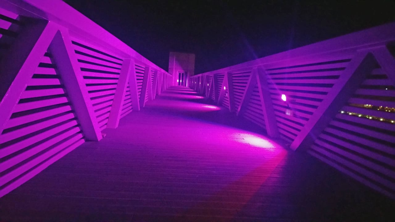 Brücke bei Nacht Hotel Riviera Vista