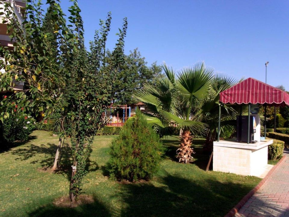 Schöner gepflegter Garten Hotel Royal Garden Beach