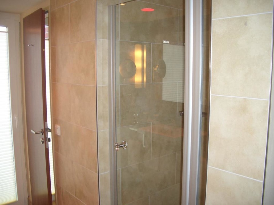Dusche im offenen Badezimmer Lindner Hotel Hamburg Am Michel, part of JdV by Hyatt