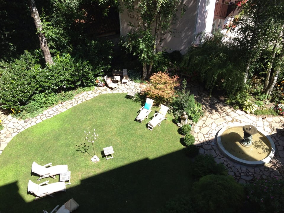Blick vom 3. Stock in den Garten Hotel & Villa Auersperg