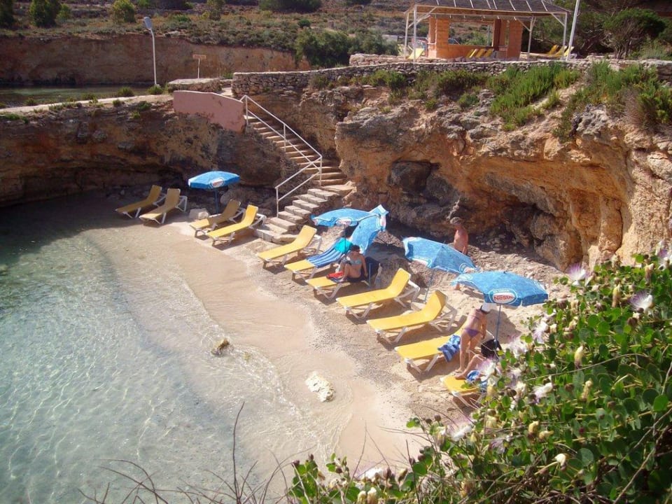 Hoteleigener kleiner Sandstrand Comino Hotel & Bungalows