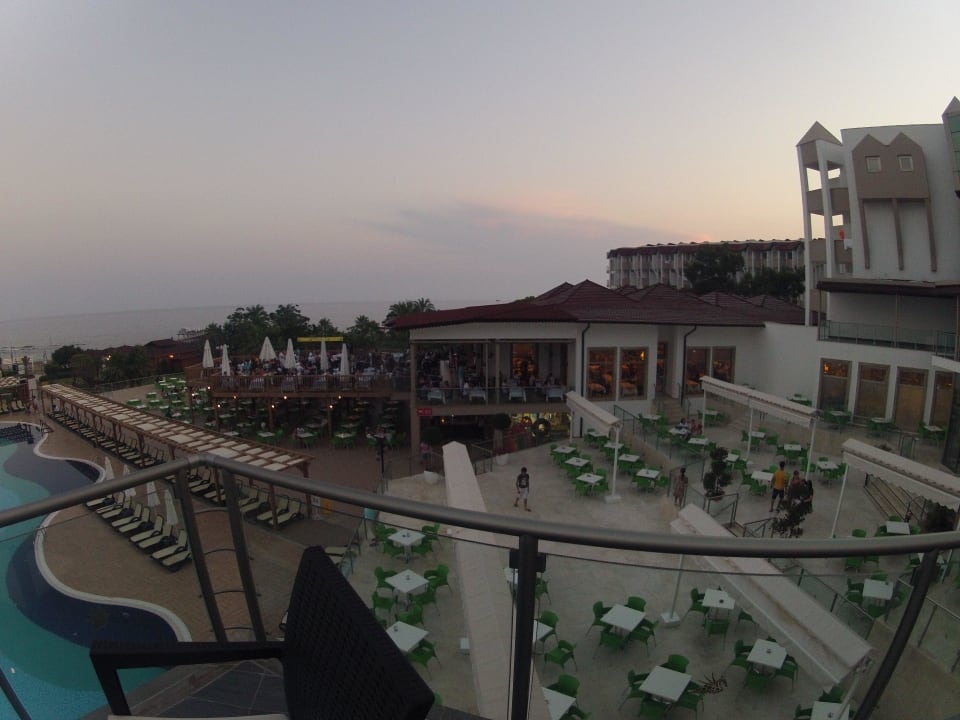 Aussicht zum Hauptrestaurant &darunter die Poolbar Arcanus Hotels Sorgun