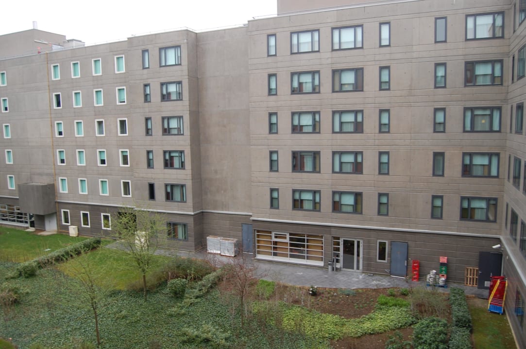 Ausblick vom Zimmer in den Innenhof Hotel Suite Novotel Paris Roissy CDG