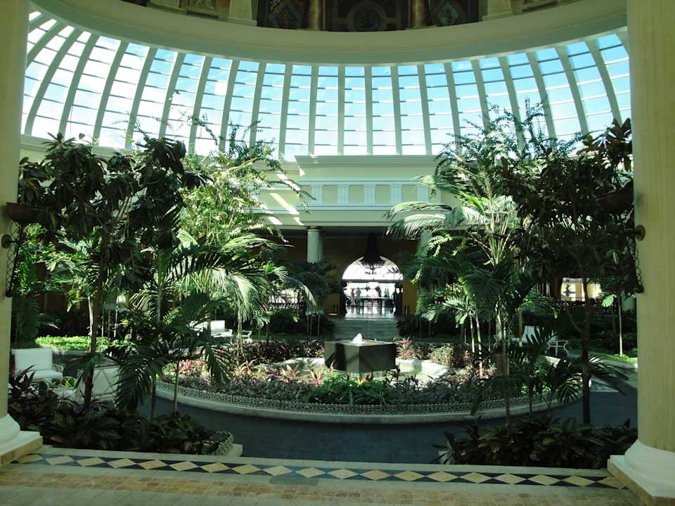 Lichtdurchfluteter und bepflanzter Eingangsbereich JOIA Paraiso by Iberostar