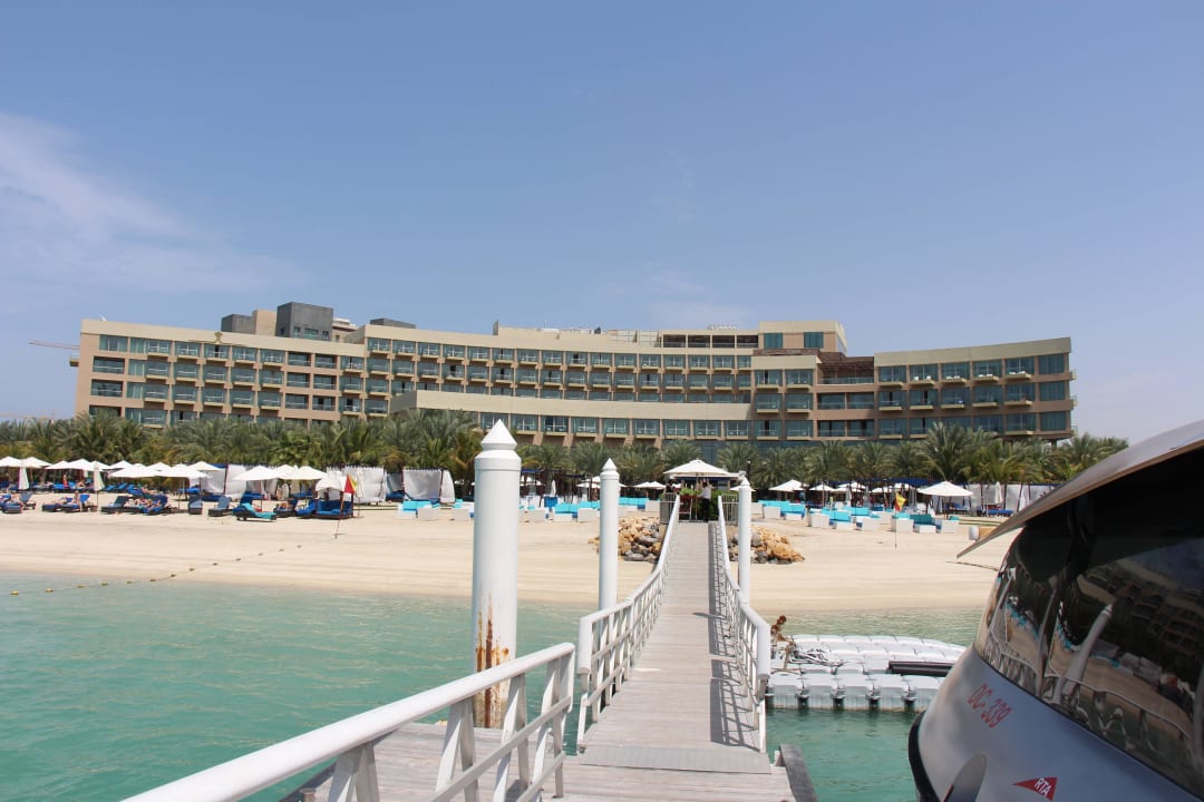 Blick vom Wassertaxi Anleger auf das Hotel  Rixos The Palm Hotel & Suites