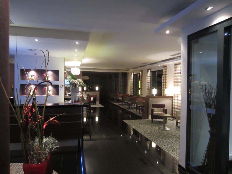 Lobby mit Blick auf Restaurantbereich Premier Inn Stuttgart Airport