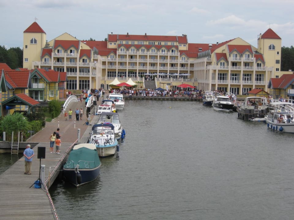 Blick vom Leuchtturm zum Hotel Precise Resort Hafendorf Rheinsberg