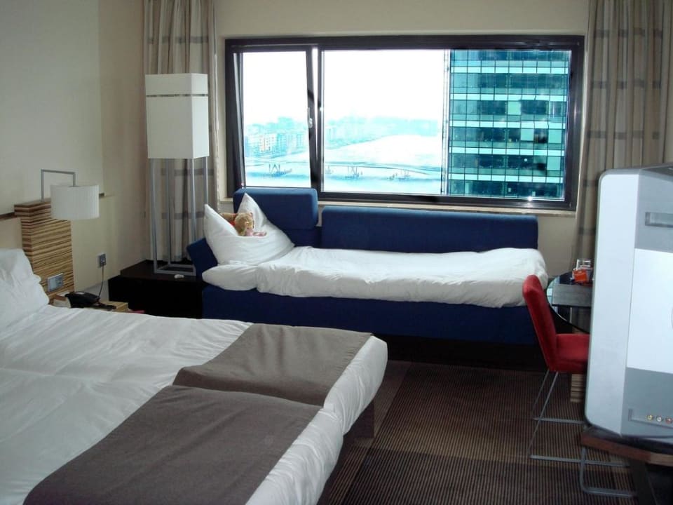 Doppelzimmer mit Aufbettung im 14. OG Mövenpick Hotel Amsterdam City Centre