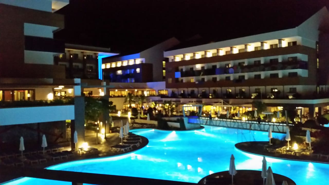 Hotel bei Nacht  Terrace Elite Resort