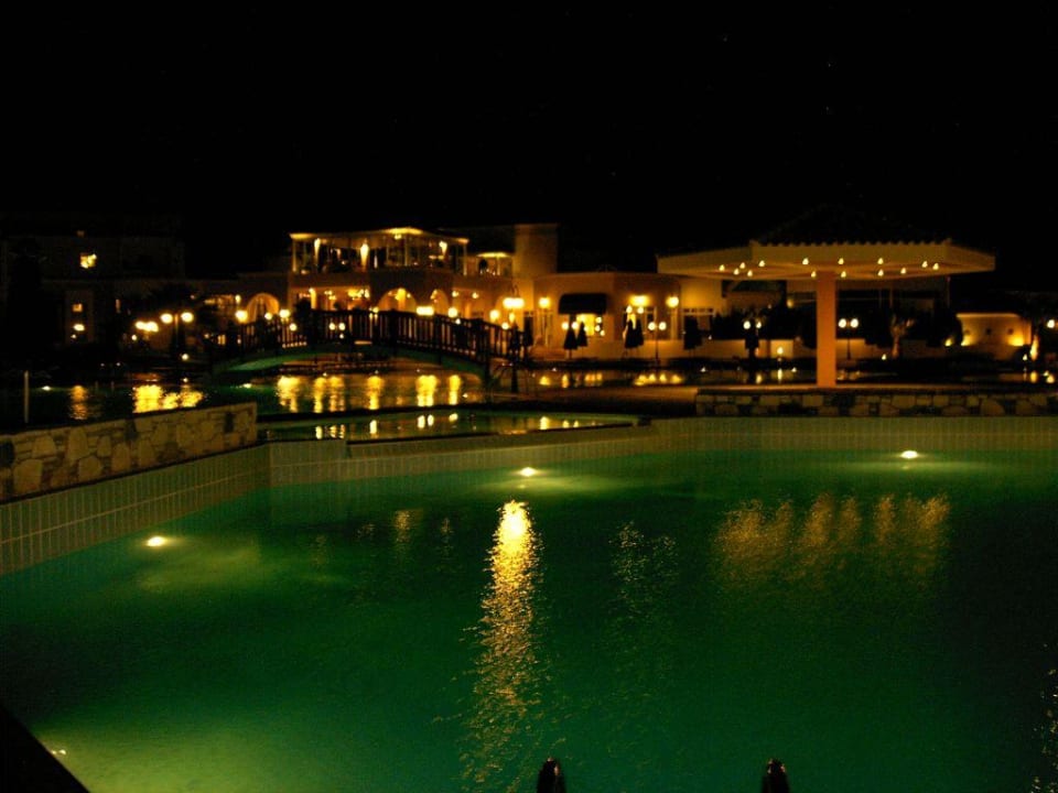 Anlage bei Nacht Neptune Luxury Resort