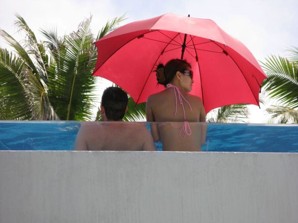 Asiatin schützt sich gegen die Sonne Hotel The Racha