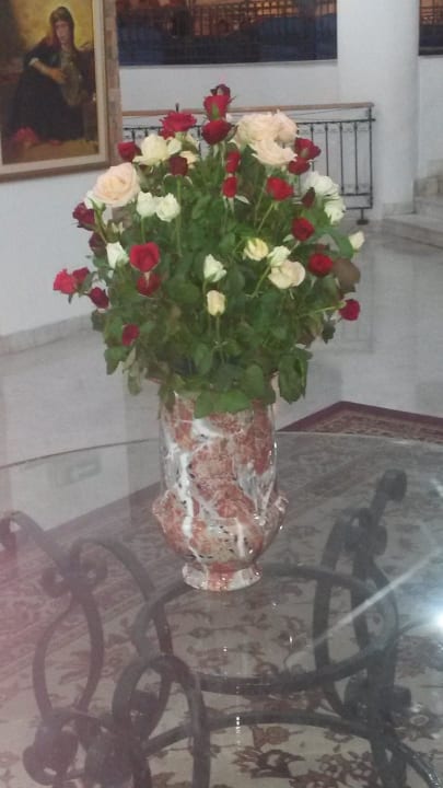 Schöne Blumendeko in der Lobby Hotel El Mouradi Skanes Beach