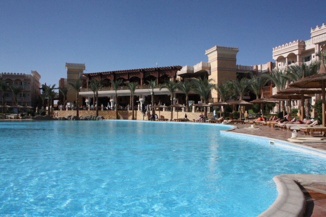 Blick vom Pool auf die Terrasse Pickalbatros Palace Resort