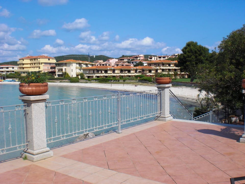 Ein Teil der Terrasse mit Blick zum Strand Gabbiano Azzurro Hotel & Suites
