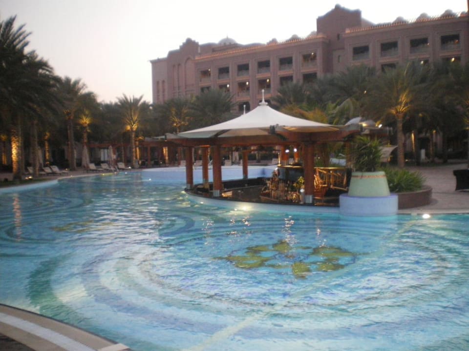 Coole Poolbar im 30 Grad Wasser Emirates Palace Mandarin Oriental