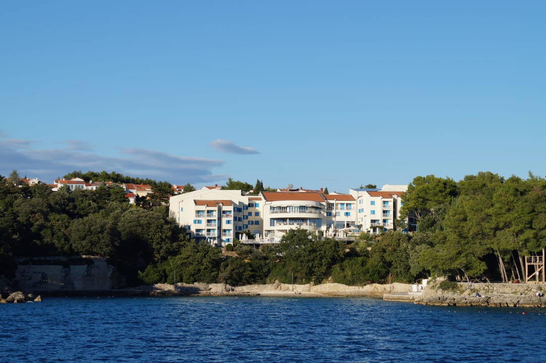 Vom Wasser aus das Hotel und die Badebucht ! Sunny Krk by Valamar