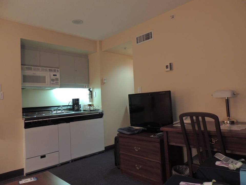 Küchenzeile und Schreibtisch Hotel Rosedale on Robson