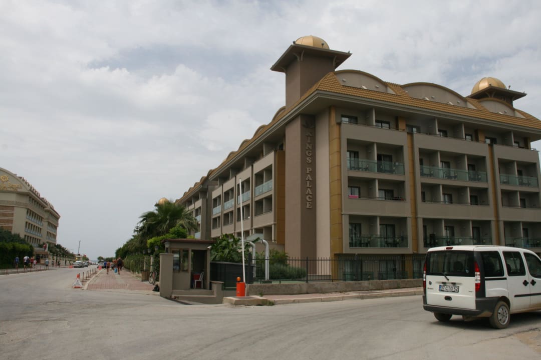 ...von der Straße Aydinbey Kings Palace & Spa