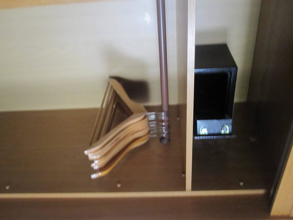 Schrank im Schlafzimmer mit Safe Pension Das Alte Fischerhaus