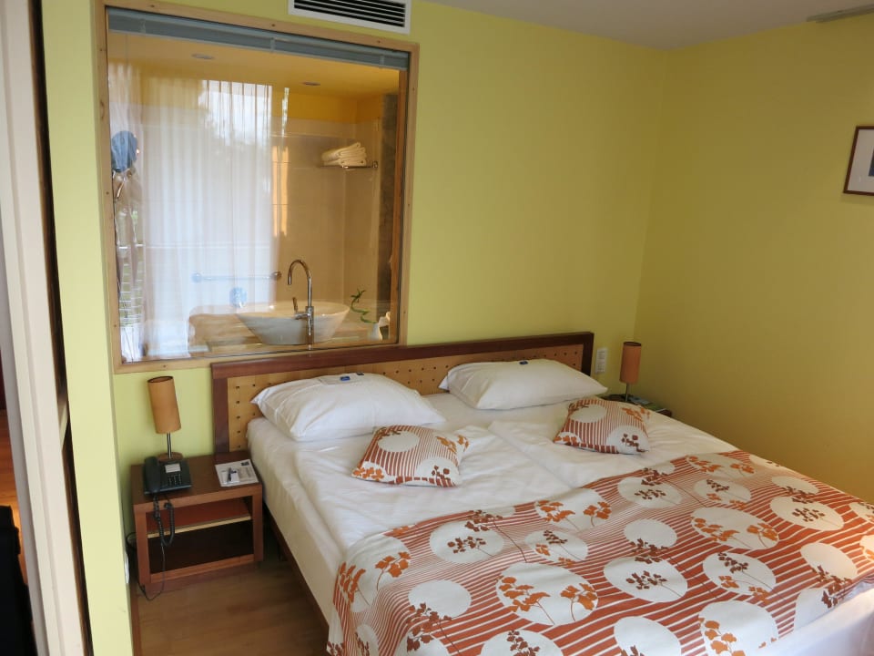 Bett / Blick ins Bad Falkensteiner Hotel Adriana