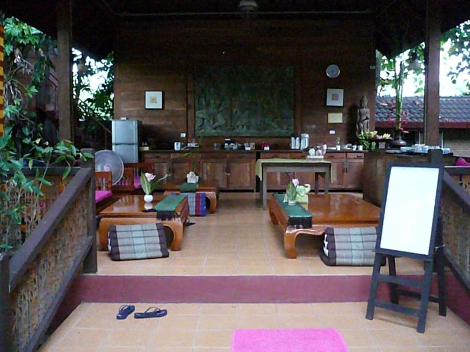 Früstück im Garten Joy's House, Guesthouse Chiang Mai