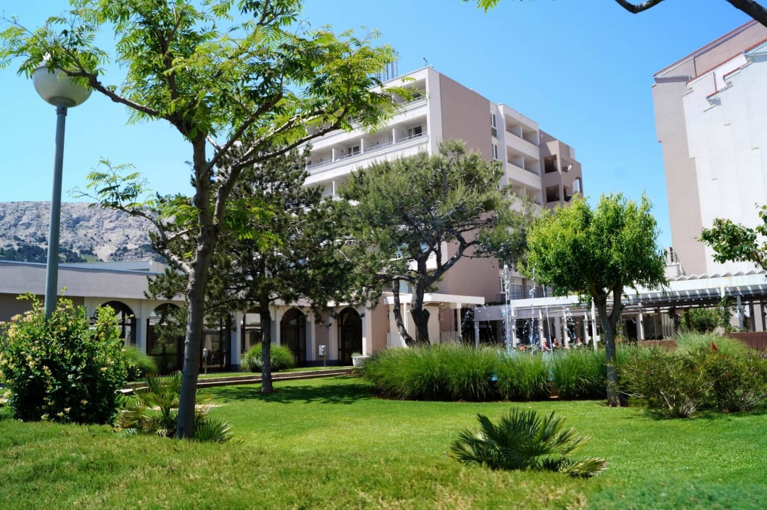 Hotel von aussen gesehen (Strassenseite) Hotel Baska