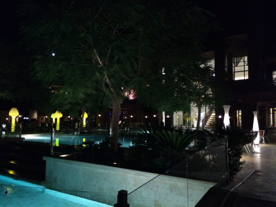 Beleuchtete Gartenanlage Mövenpick Resort Tala Bay Aqaba