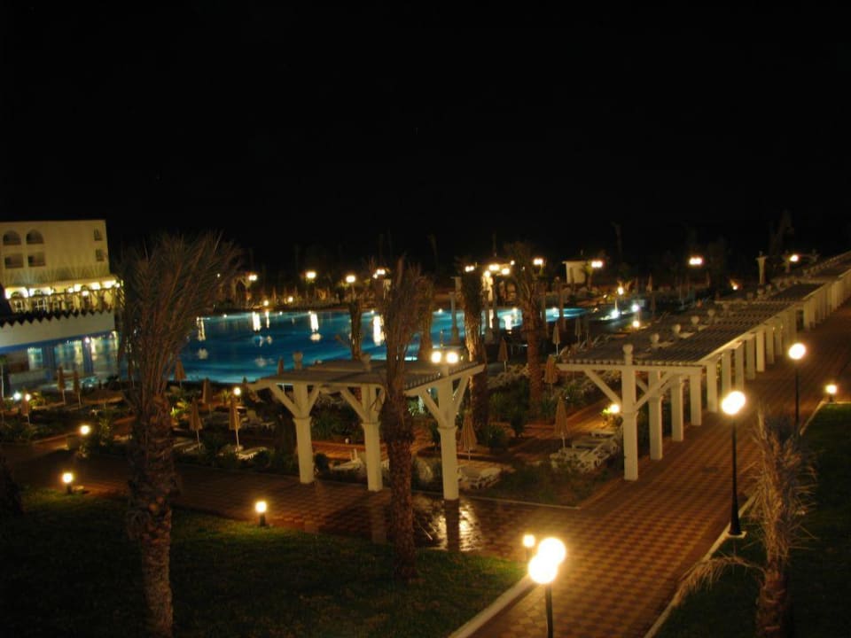 Blick über die Anlage bei Nacht Occidental Marco Polo