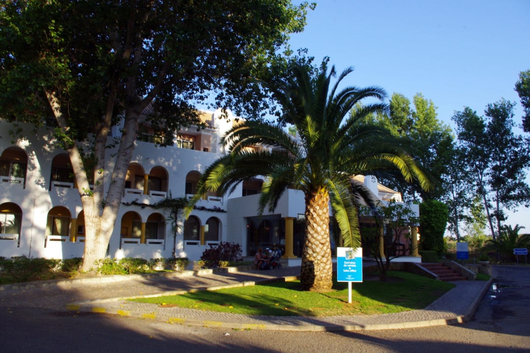 Wejście do głównego budynku hotelowego z recepcją. Golden Club Cabanas